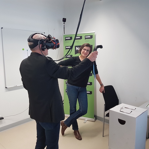 ein Mann mit VR-Brille, daneben eine Frau