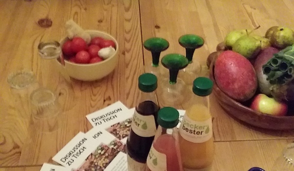 Saft und Obst auf einem Tisch