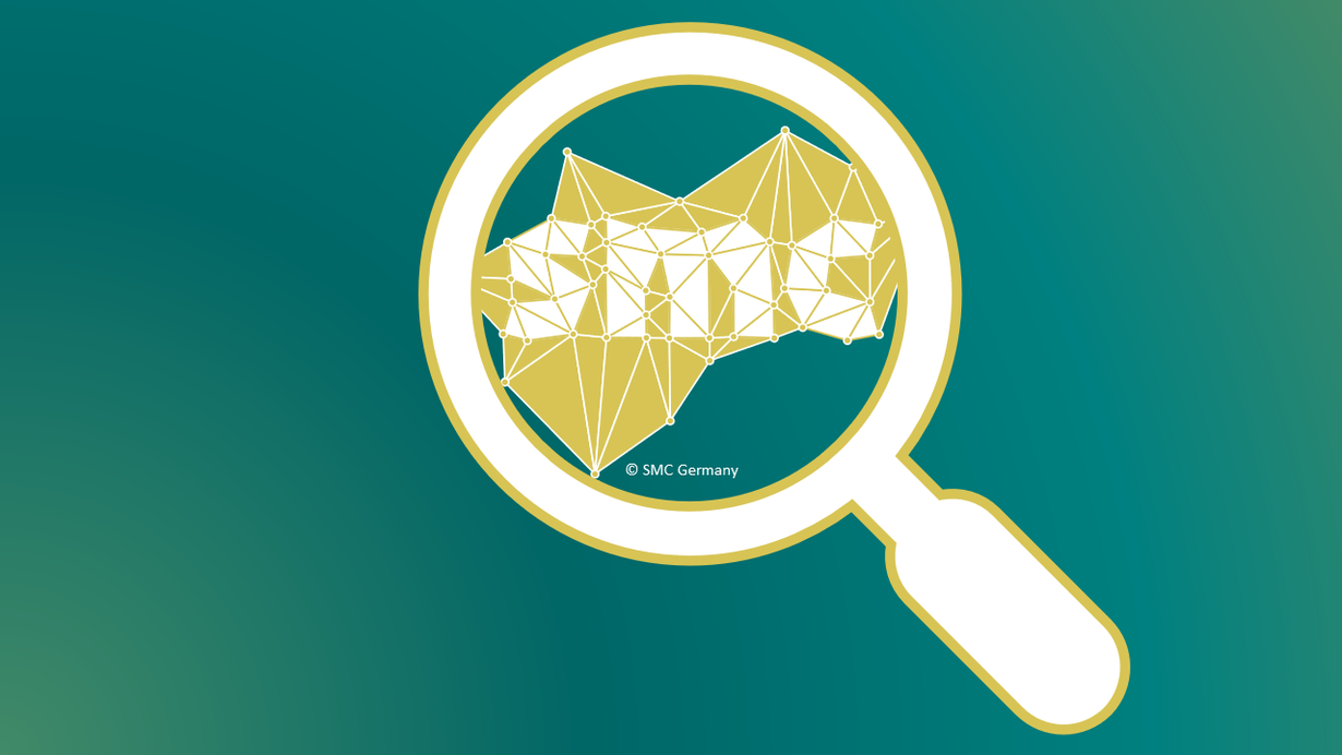 SMC-Logo unter einer Lupe vor dunkelgrünem Hintergrund