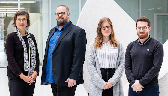 Vier Personen in einem Gruppenbild