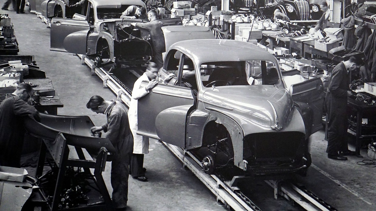 Fließbandarbeit bei Autoproduktion (historisch)